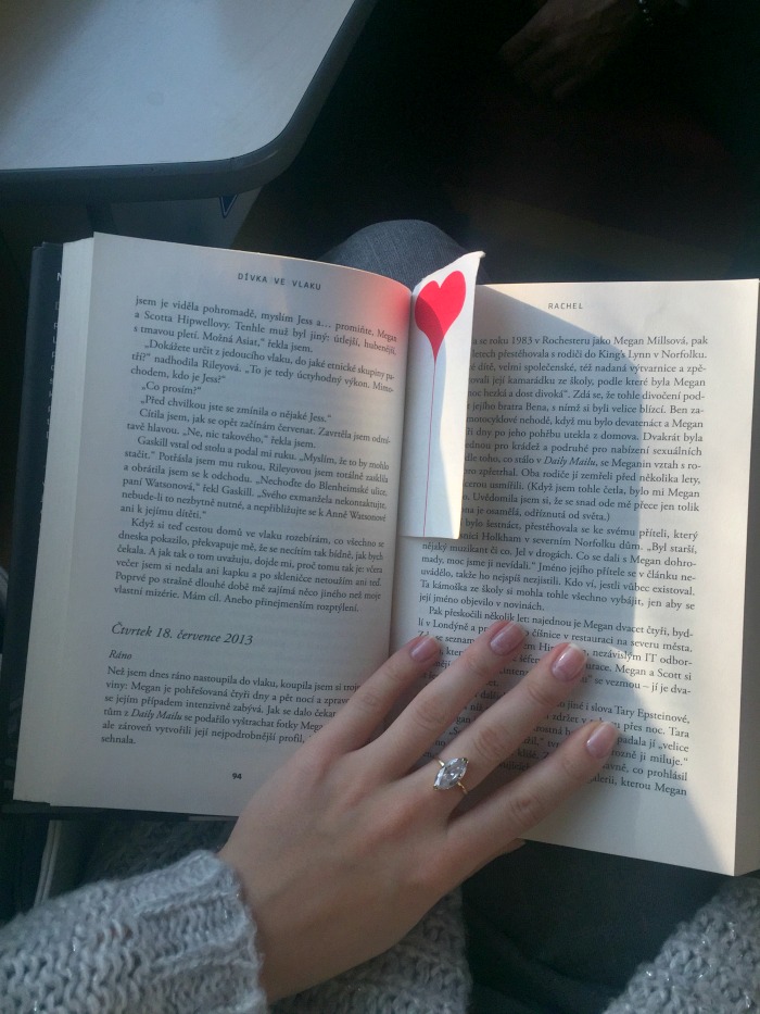 Dievča vo vlaku - čítam vo vlaku