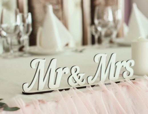 Svadobné dary pre novomanželov na svadbu - Mr and Mrs z dreva
