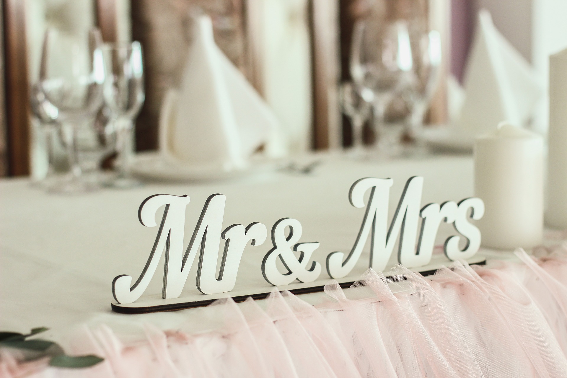 Svadobné dary pre novomanželov na svadbu - Mr and Mrs z dreva