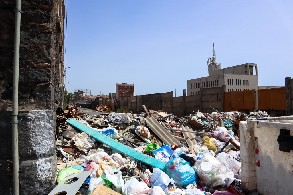 Odpadky a smeti cestou na pláž na Sicílii v meste Catania