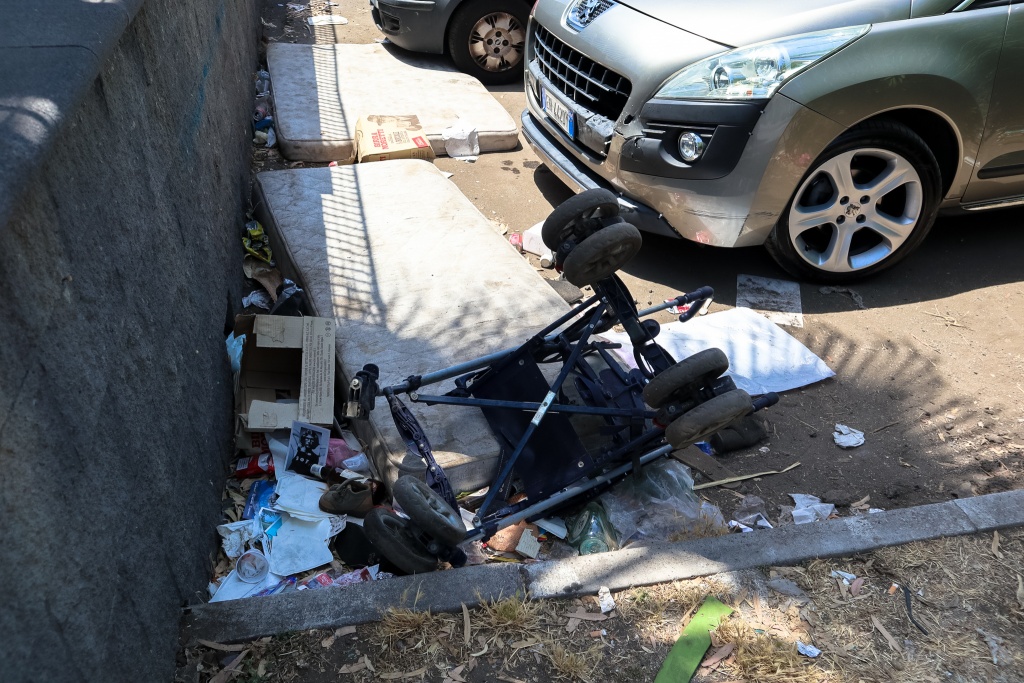 Smeti a odpadky po ceste na pláž na Sicílii v meste Catania