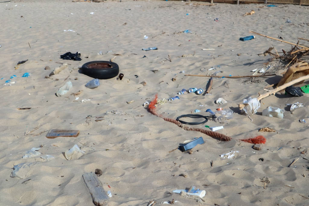 Smeti a odpad na pláži v meste Catania na Sicílii