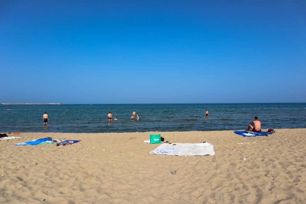 Catania, pláž na ostrove Sicília, Taliansko - biely piesok a priezračné more