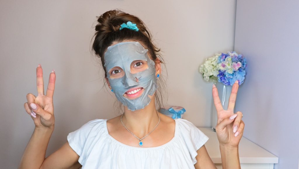 Aplikácia masky na tvár KORIKA StarBeauty čistiaca maska s aktívnym uhlím