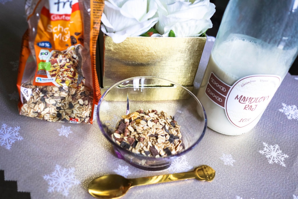 Bezlepkové raňajky - bezlepkové čokoládové musli s mandľovým nápojom Nuttery
