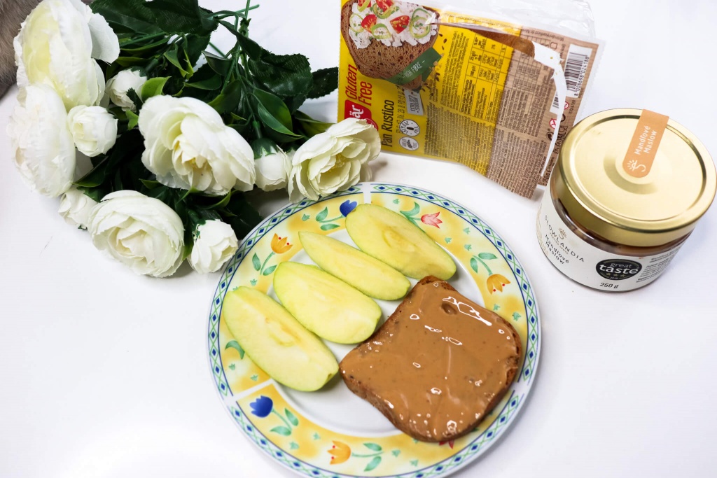 Bezlepkový sendvič Schar s mandľovým maslom