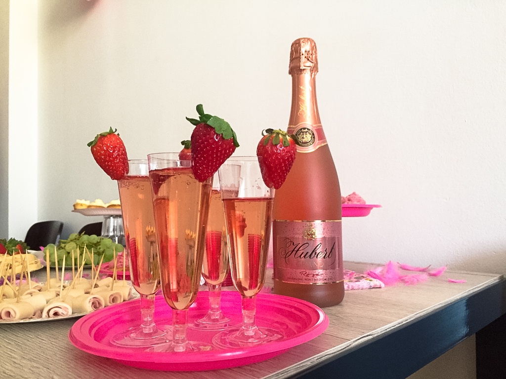 Ružové šampanské na rozlúčke so slobodou pre nevestu