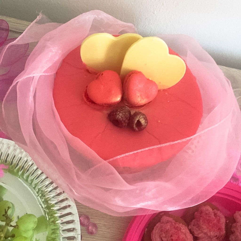 Ružová punčová torta pre budúcu nevestu na rozlúčku so slobodou