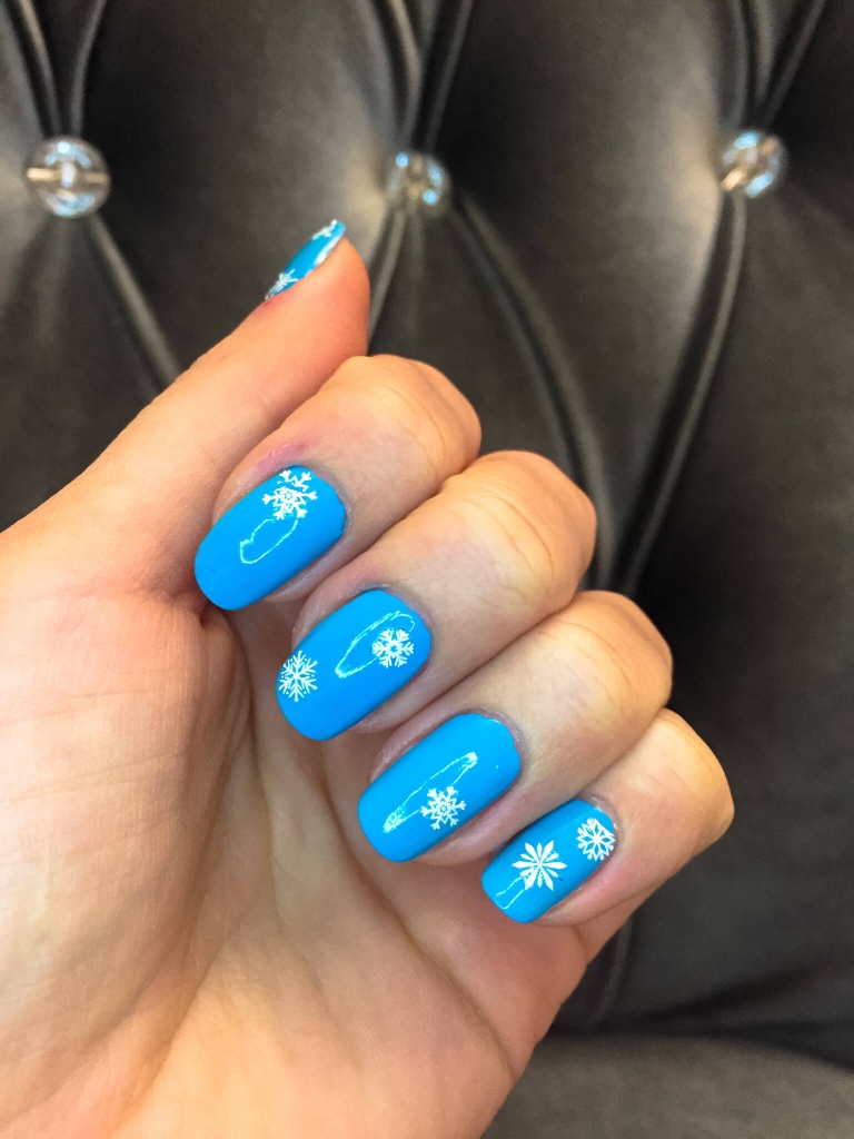 Zimný nail art - modré nechty a snehové vločky