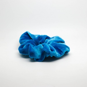 Zamatová látková gumička do vlasov - svetlo modrá