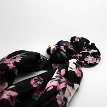 ozdobne-latkove-gumicky-do-vlasov-6 Látková gumička do vlasov so šatkou - čierna