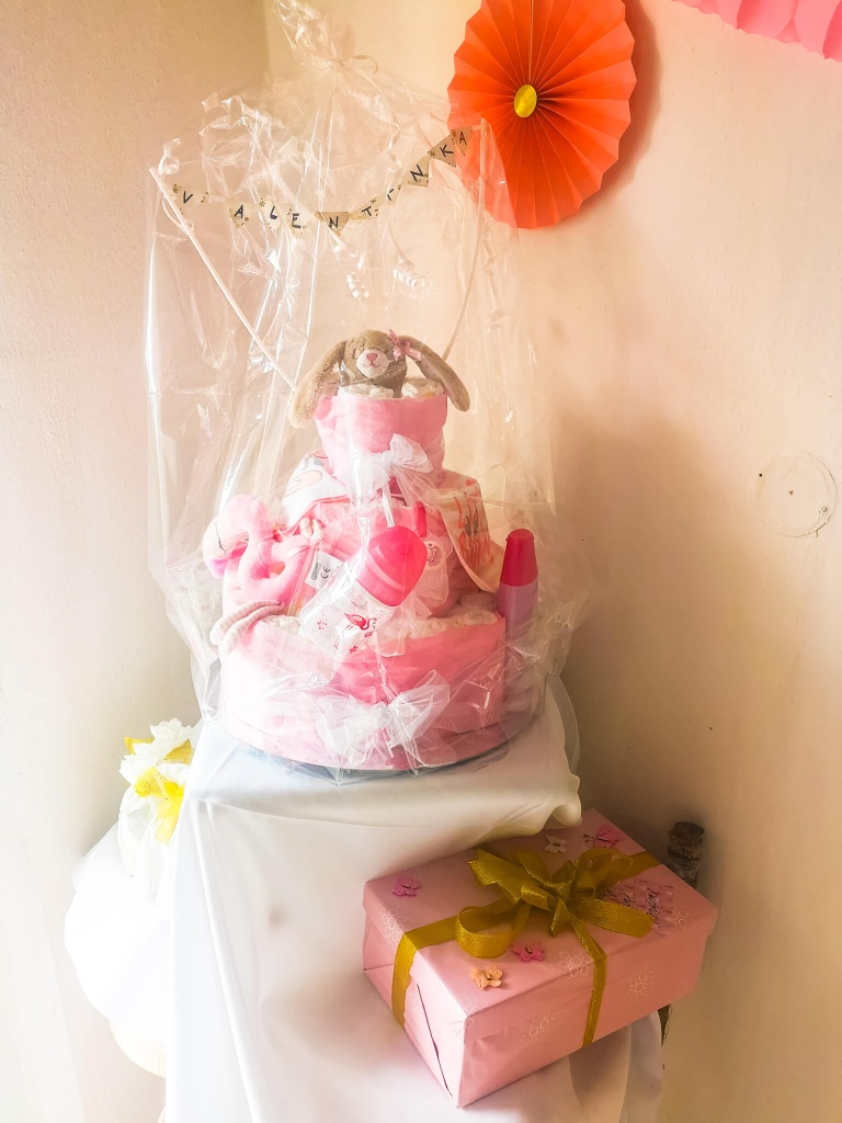 Plienková torta pre dievčatko a darček pre budúcu maminu na Baby Shower