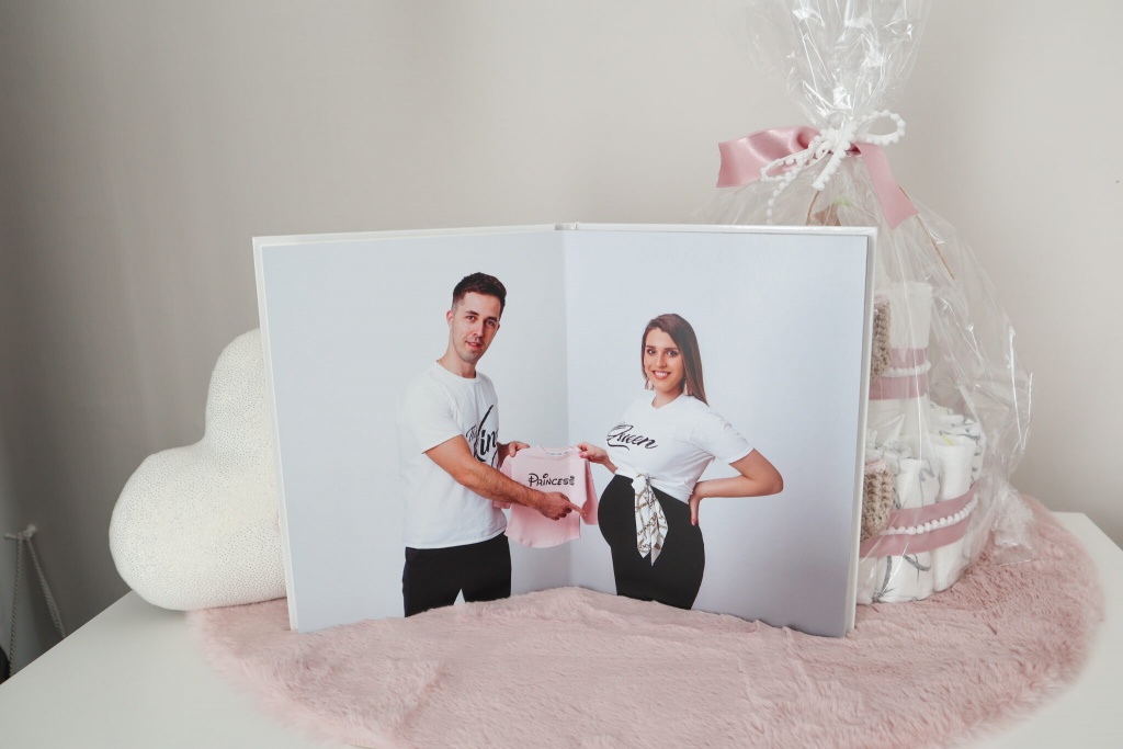 Tehotenské fotenie - fotky vytlačené vo fotoknihe - sentimentálny darček k výročiu svadby