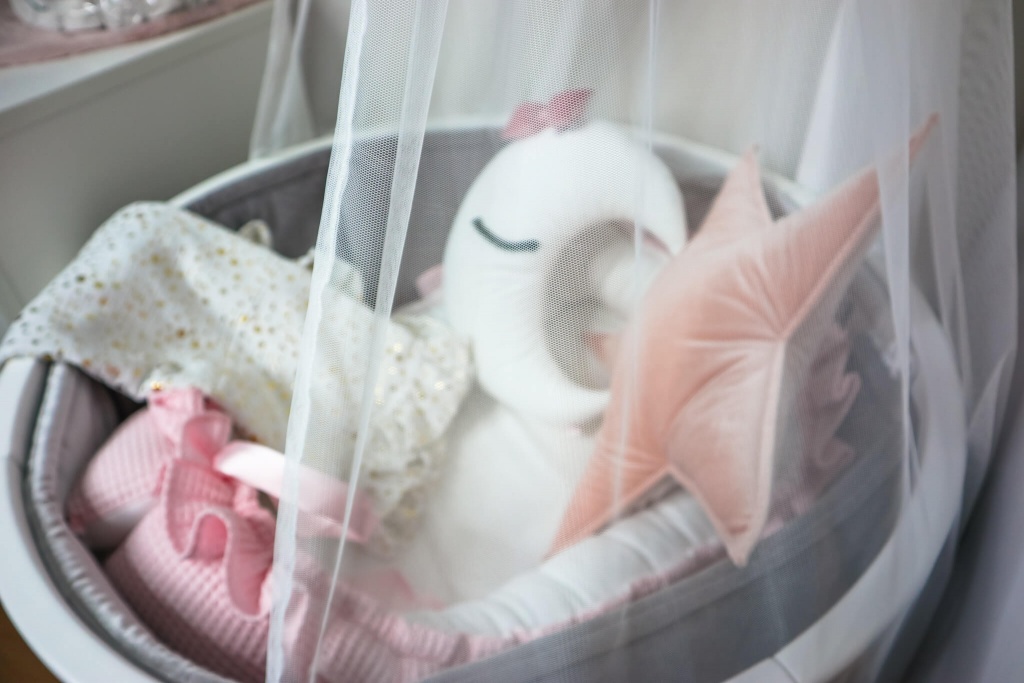 Biely baldachýn nad postieľkou pre bábätko - výbavička pre dievčatko