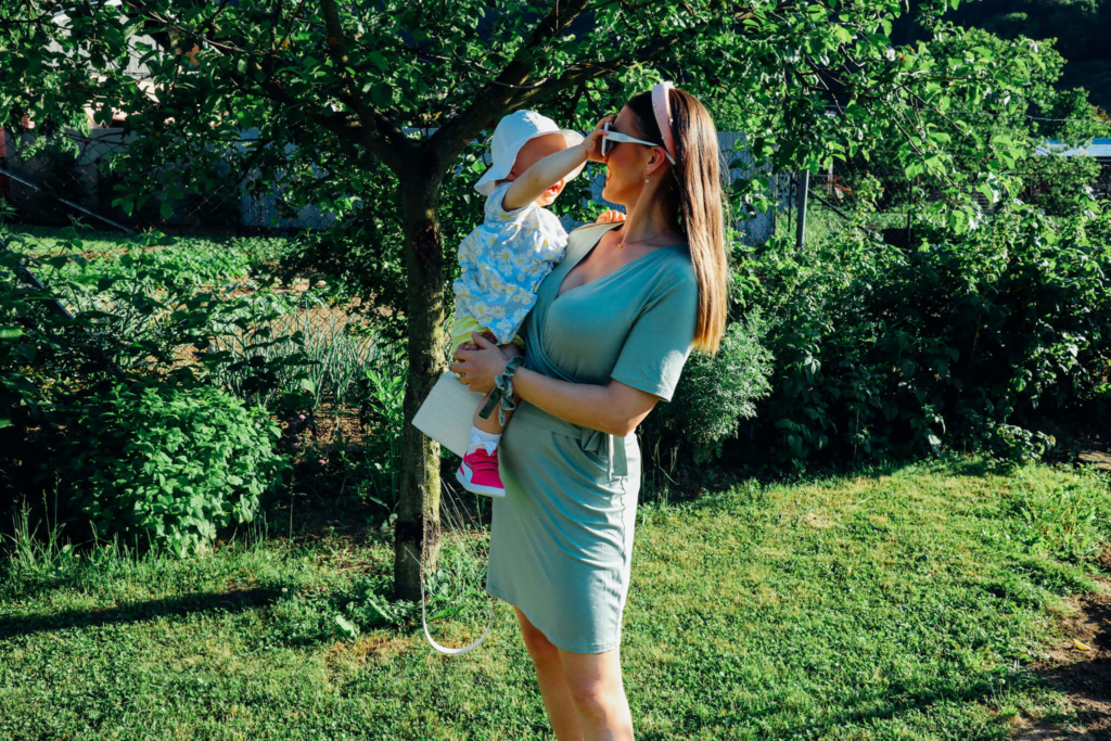 Dymovo zelené materské šaty vhodné aj pre dojčiace matky