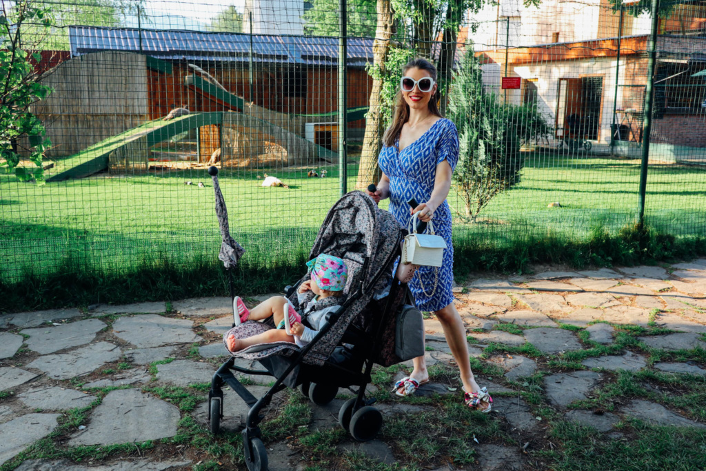 Mini Me - mama a dcéra na prechádzke